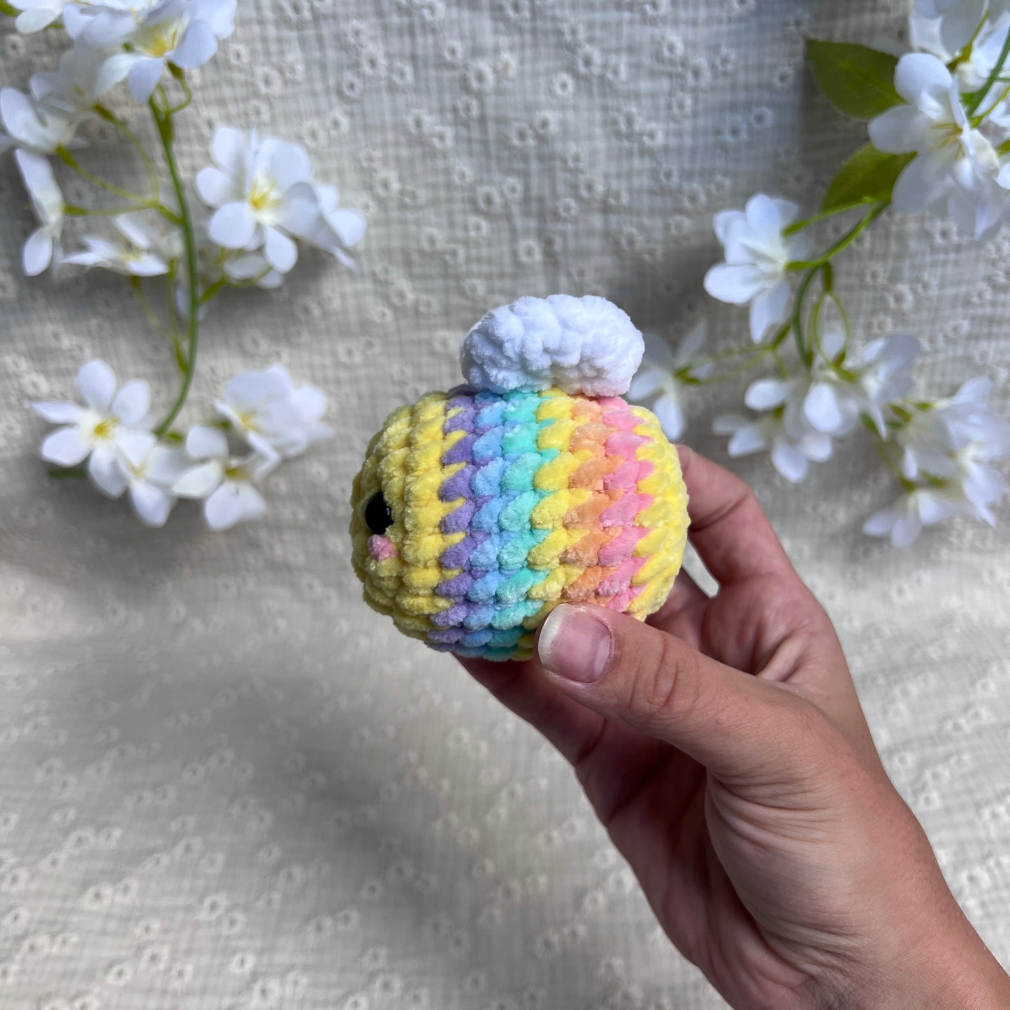 Peluche abeille pastel au crochet faite main, création artisanale colorée et douce