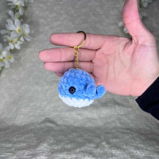 Porte-clés de couleur argent avec une baleine bleue et blanche en crochet