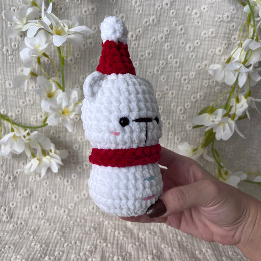 Bonhomme de neige ourson blanc en crochet avec son bonnet et écharpe de Noël rouge