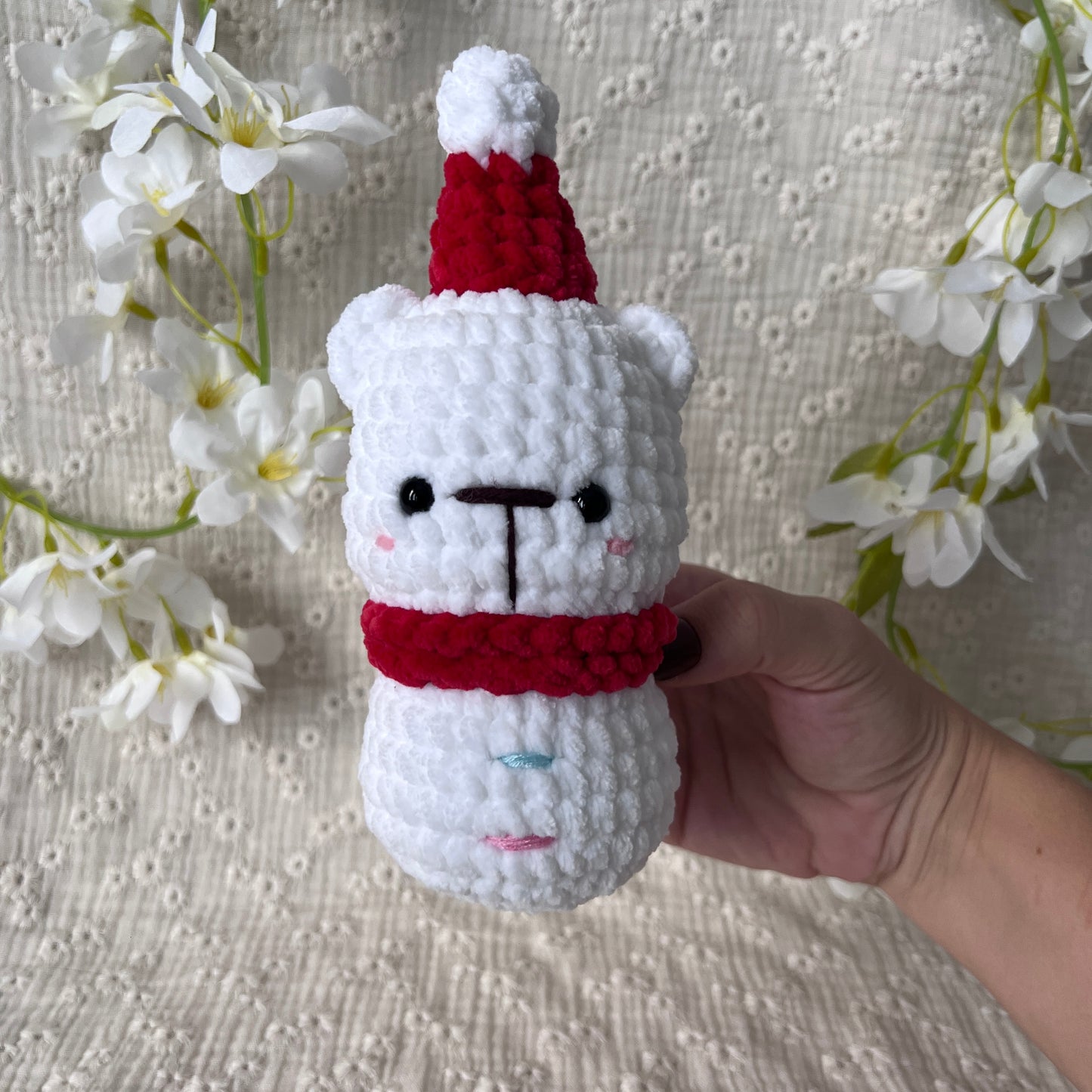 Bonhomme de neige ourson blanc en crochet avec son bonnet et son écharpe de Noël rouge