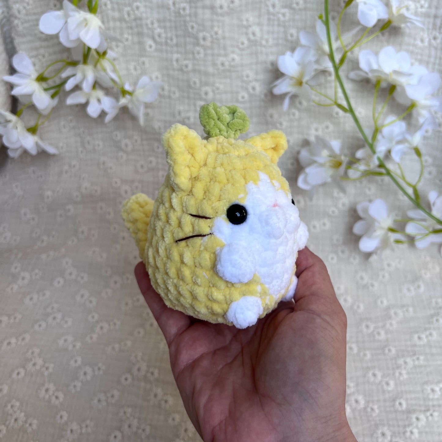 Peluche en crochet chat citron jaune en forme d'oeuf