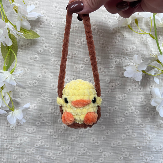 Décoration rétroviseur poussin jaune avec une balançoire marron en crochet