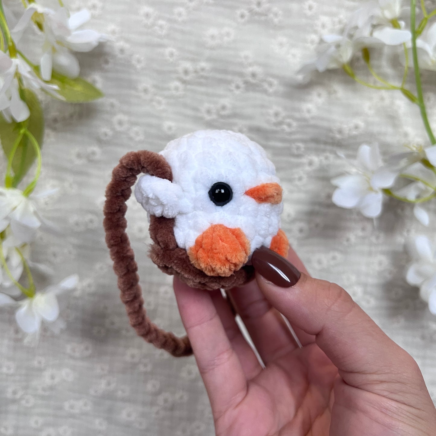 Décoration rétroviseur poussin blanc avec une balançoire marron en crochet