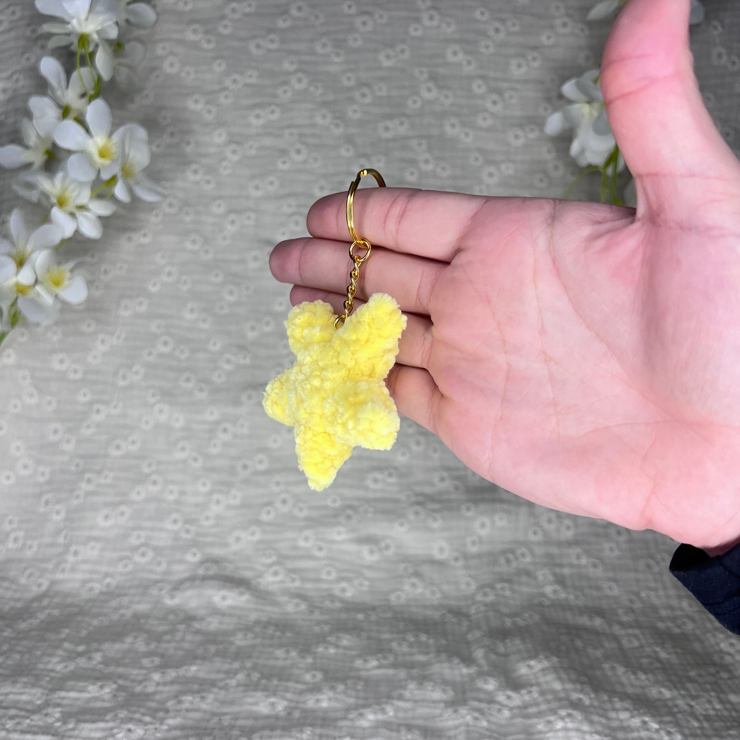 Porte-clés or avec une étoile jaune en crochet