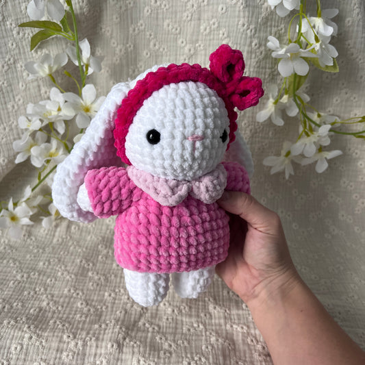 Lapin girly en crochet avec son bandeau rose foncé et son pull rose clair