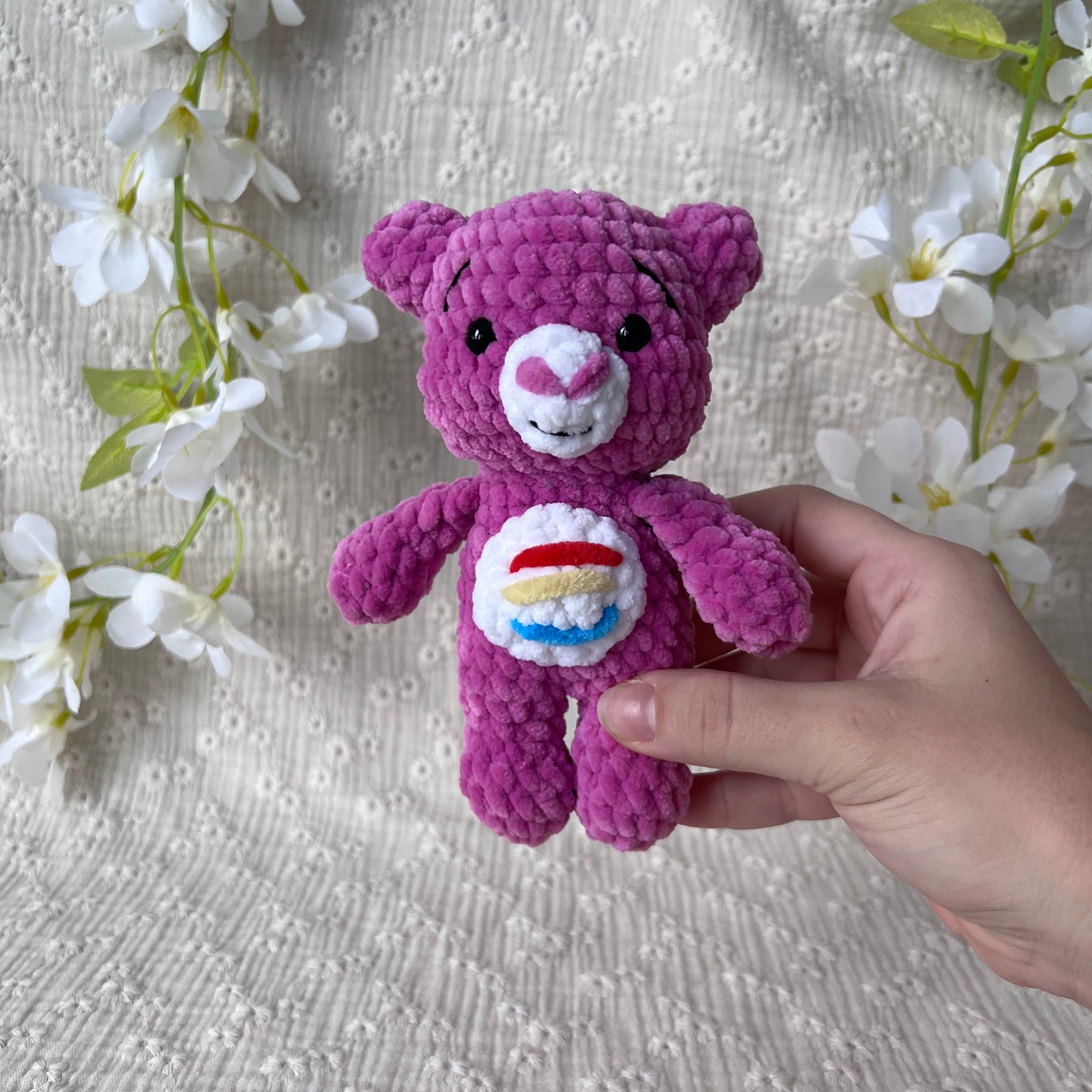 Ourson violet en crochet avec arc en ciel