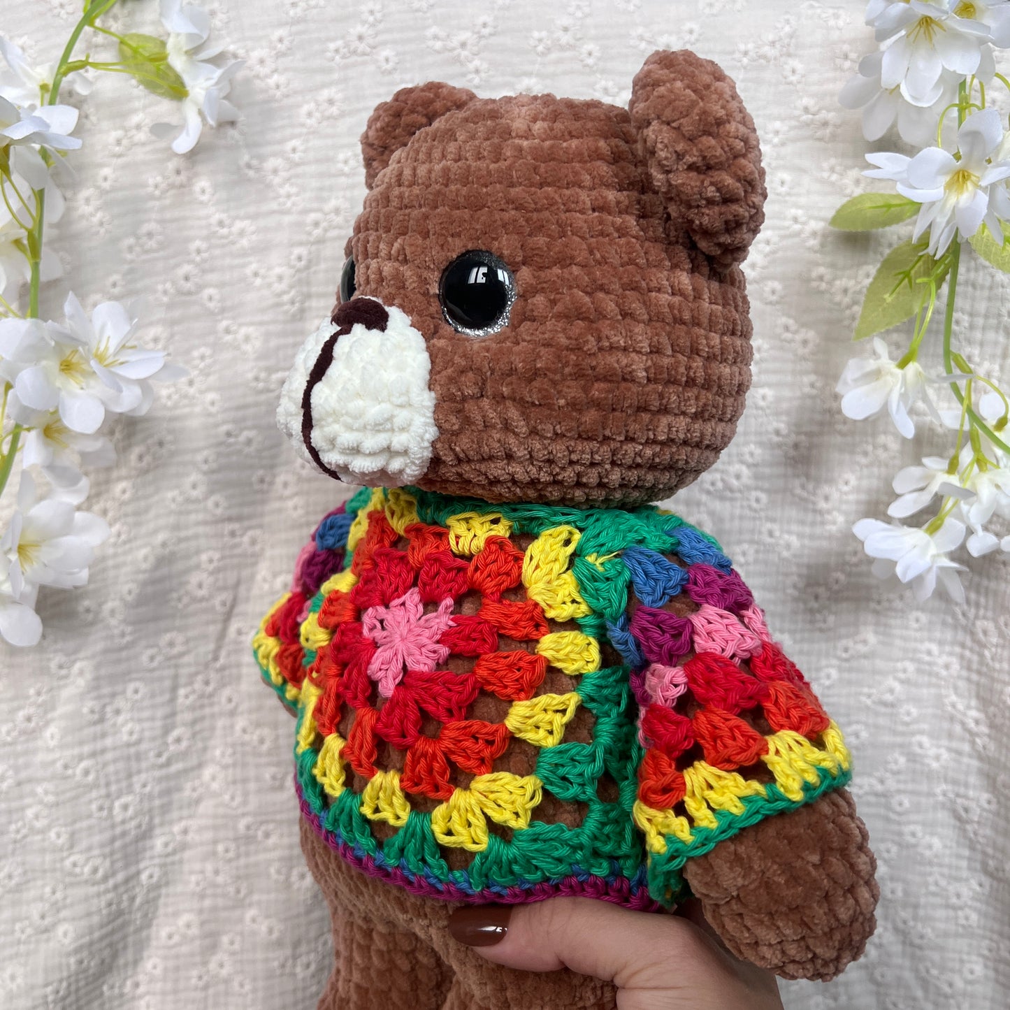 ours en crochet avec un pull multicolore
