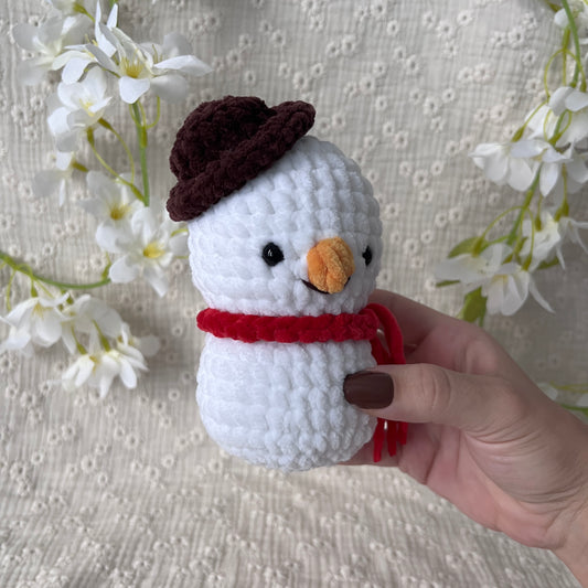 Peluche bonhomme de neige en crochet