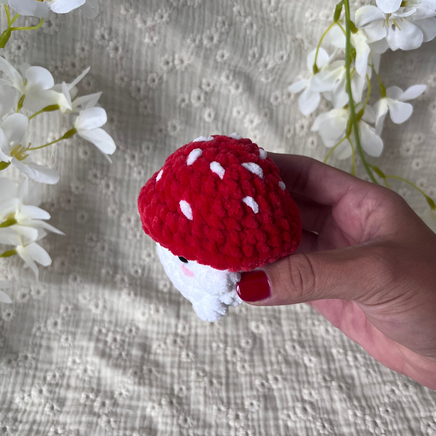 Vue du dessus d'une peluche champignon artisanale en crochet