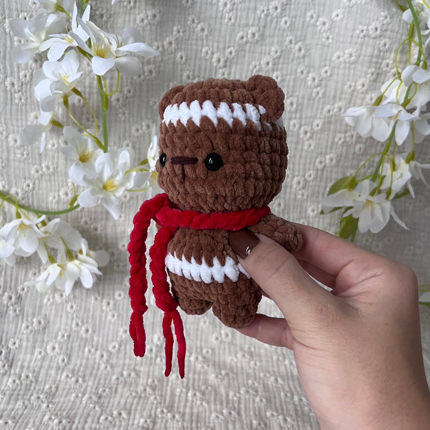 Peluche ours de Noël en crochet avec son écharpe de Noël rouge