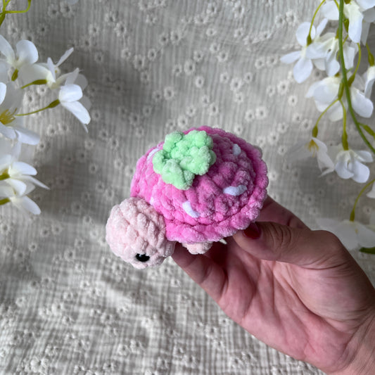 Tortue fraise en crochet