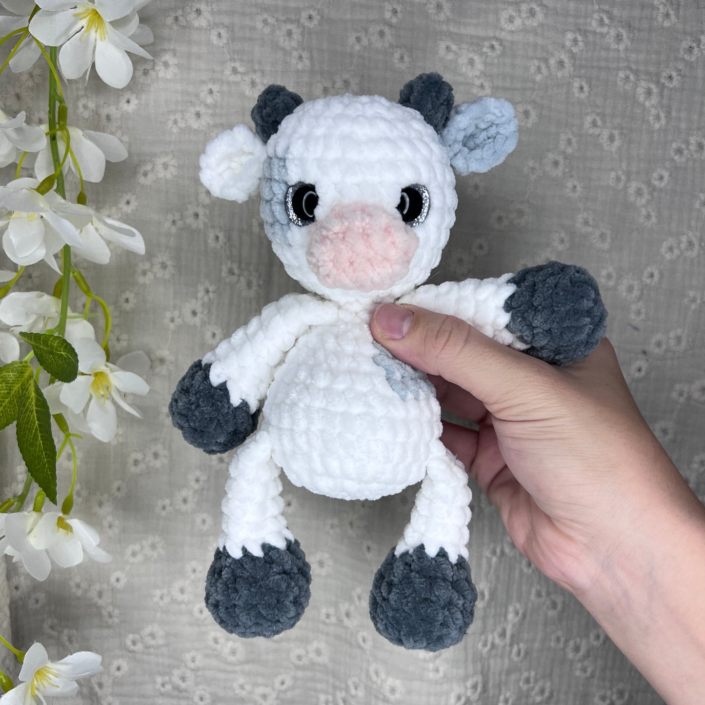 Vache en crochet blanche et grise