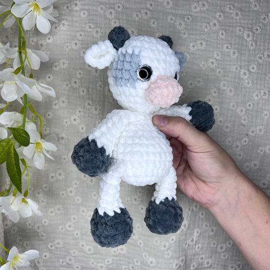 Vache en crochet blanche et grise