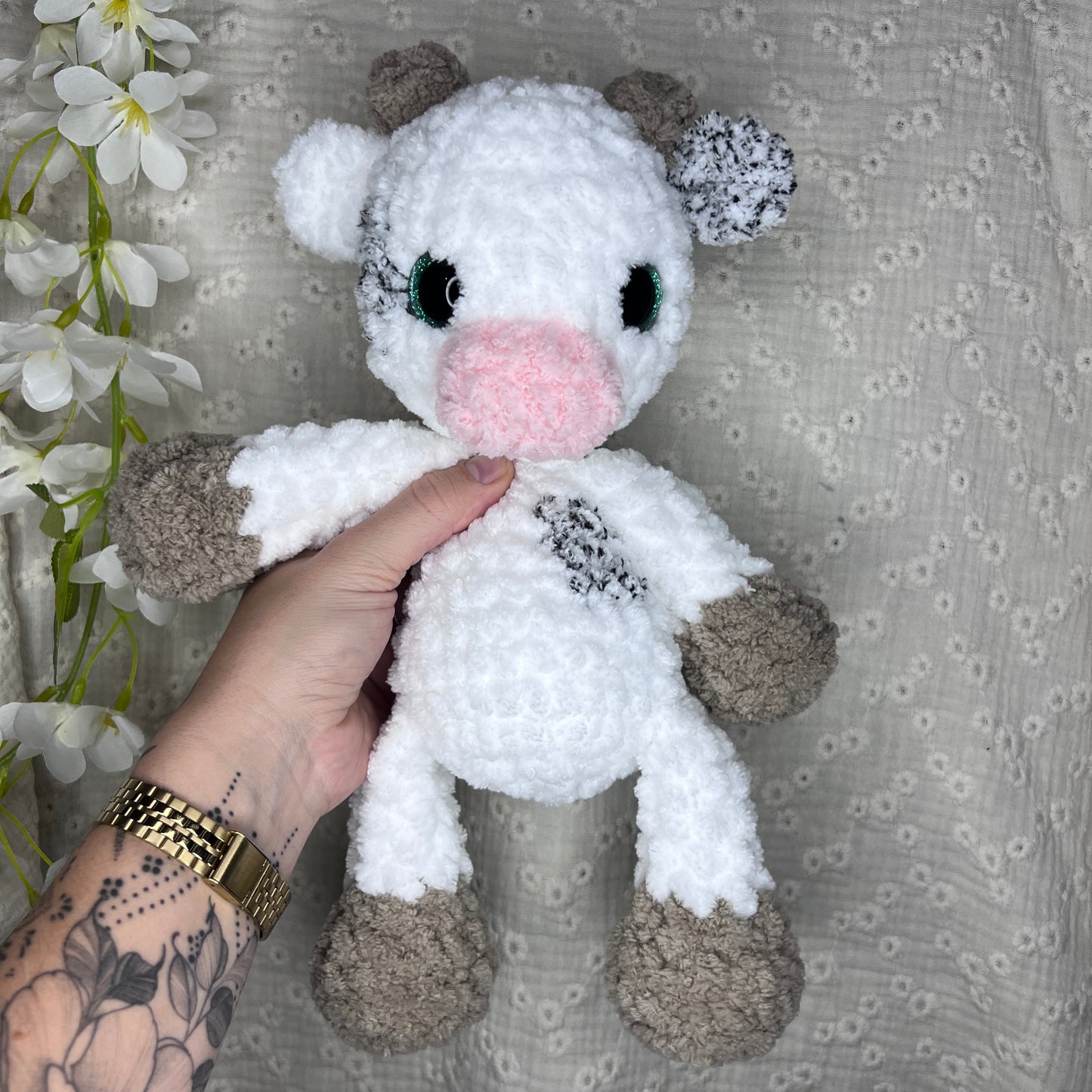 Vache fluffy en crochet blanche et grise