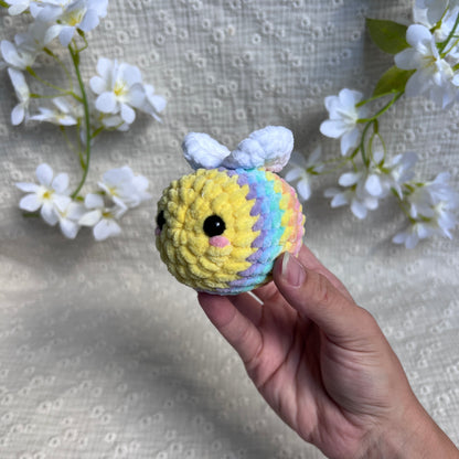 Petite abeille au crochet faite main en fil chenille doux, peluche artisanale