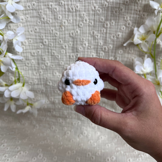 Mini poussin blanc au crochet fait main en fil chenille, accessoire kawaii pouvant être utilisé en porte-clés.