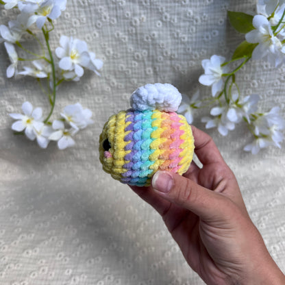 Peluche abeille pastel au crochet faite main, création artisanale colorée et douce