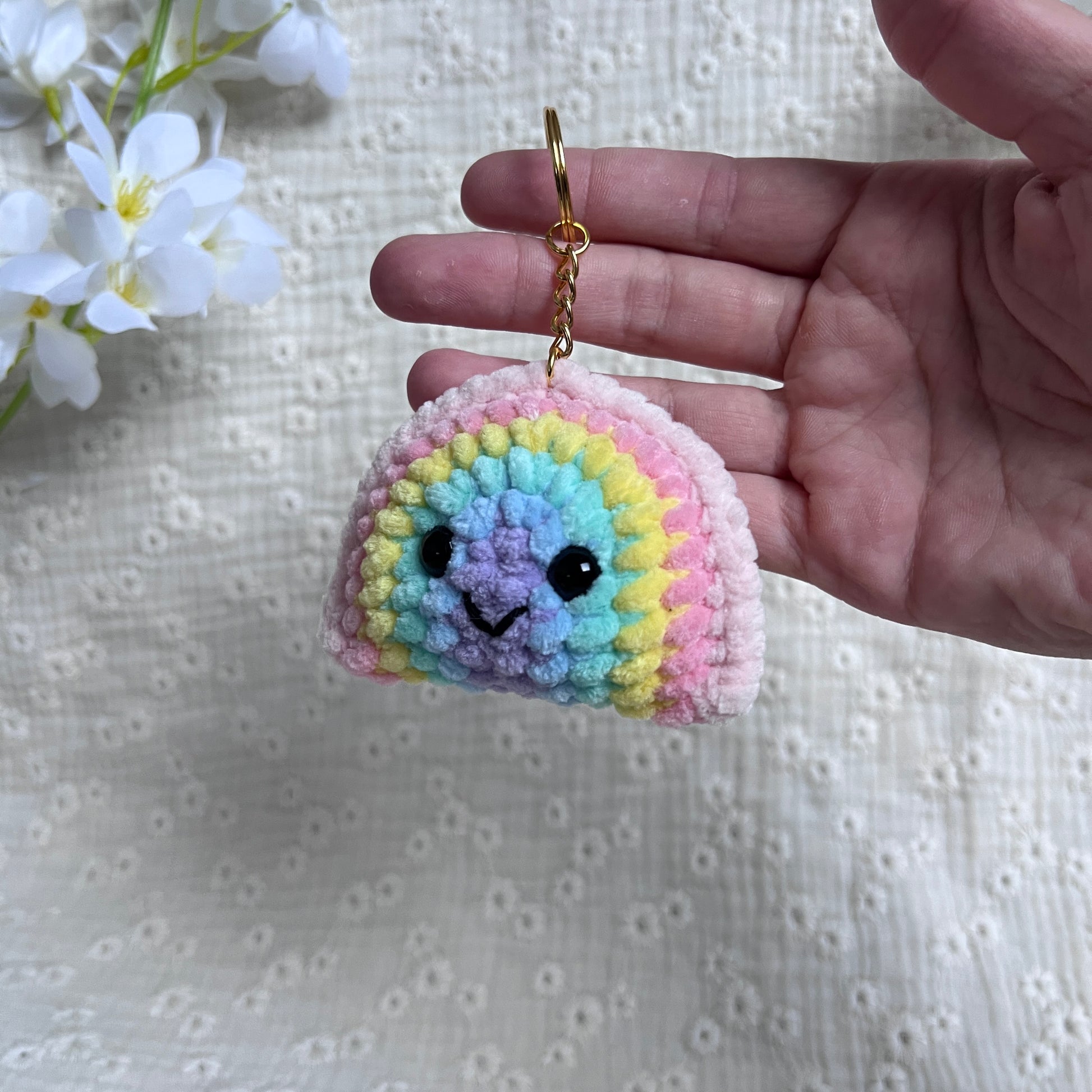 Petit arc-en-ciel souriant au crochet en porte-clés artisanal aux couleur pastel