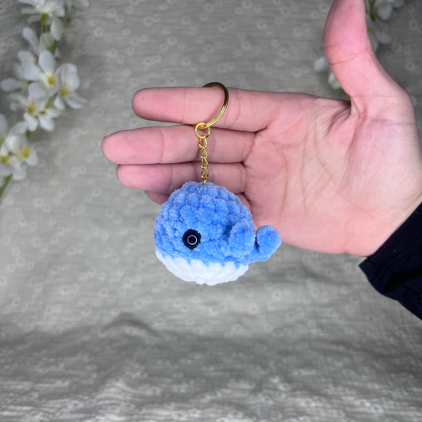 Porte-clés de couleur argent avec une baleine bleue et blanche en crochet