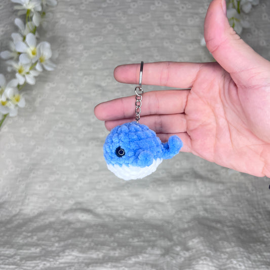 Porte-clés de couleur argent avec une baleine bleue et blanche en crochet