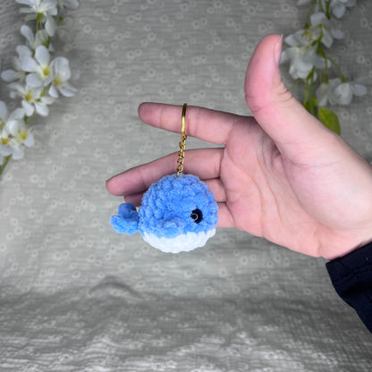 Porte-clés de couleur argent avec une baleine bleue et blanche en crochet