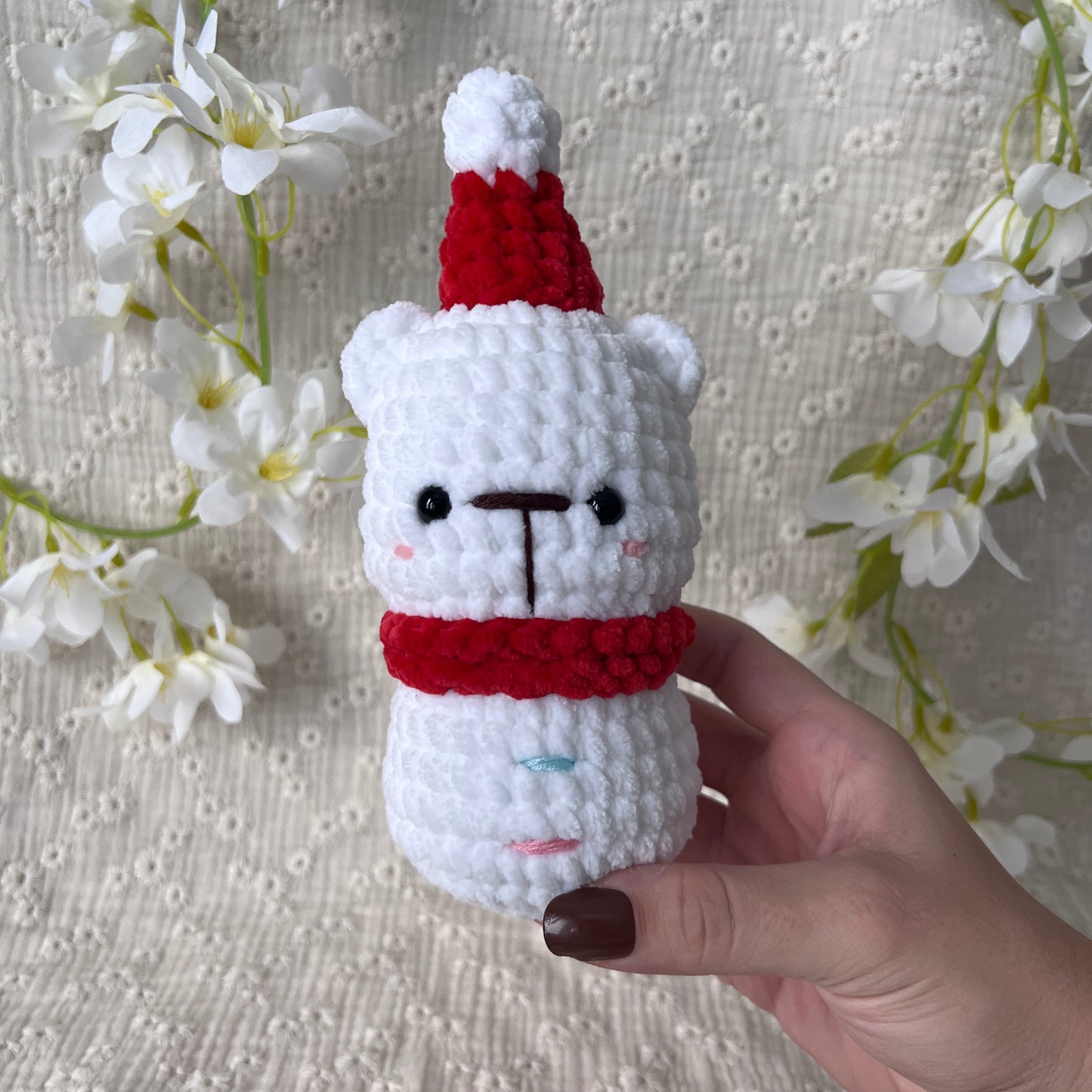 Bonhomme de neige ourson blanc en crochet avec son chapeau et son écharpe de Noël rouge