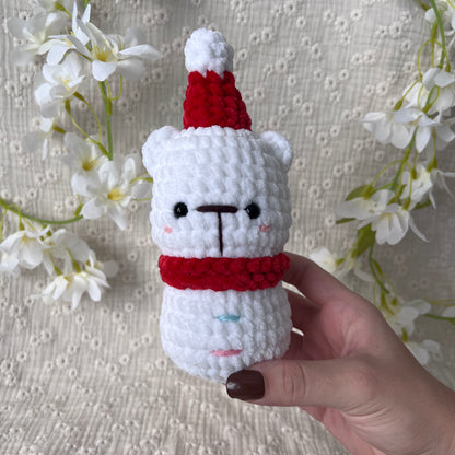 Bonhomme de neige ourson blanc en crochet avec son chapeau et son écharpe de Noël rouge