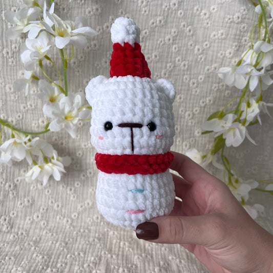 Bonhomme de neige ourson blanc en crochet avec son chapeau et son écharpe de Noël rouge