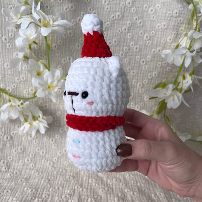 Bonhomme de neige ourson blanc en crochet avec son bonnet et écharpe de Noël rouge