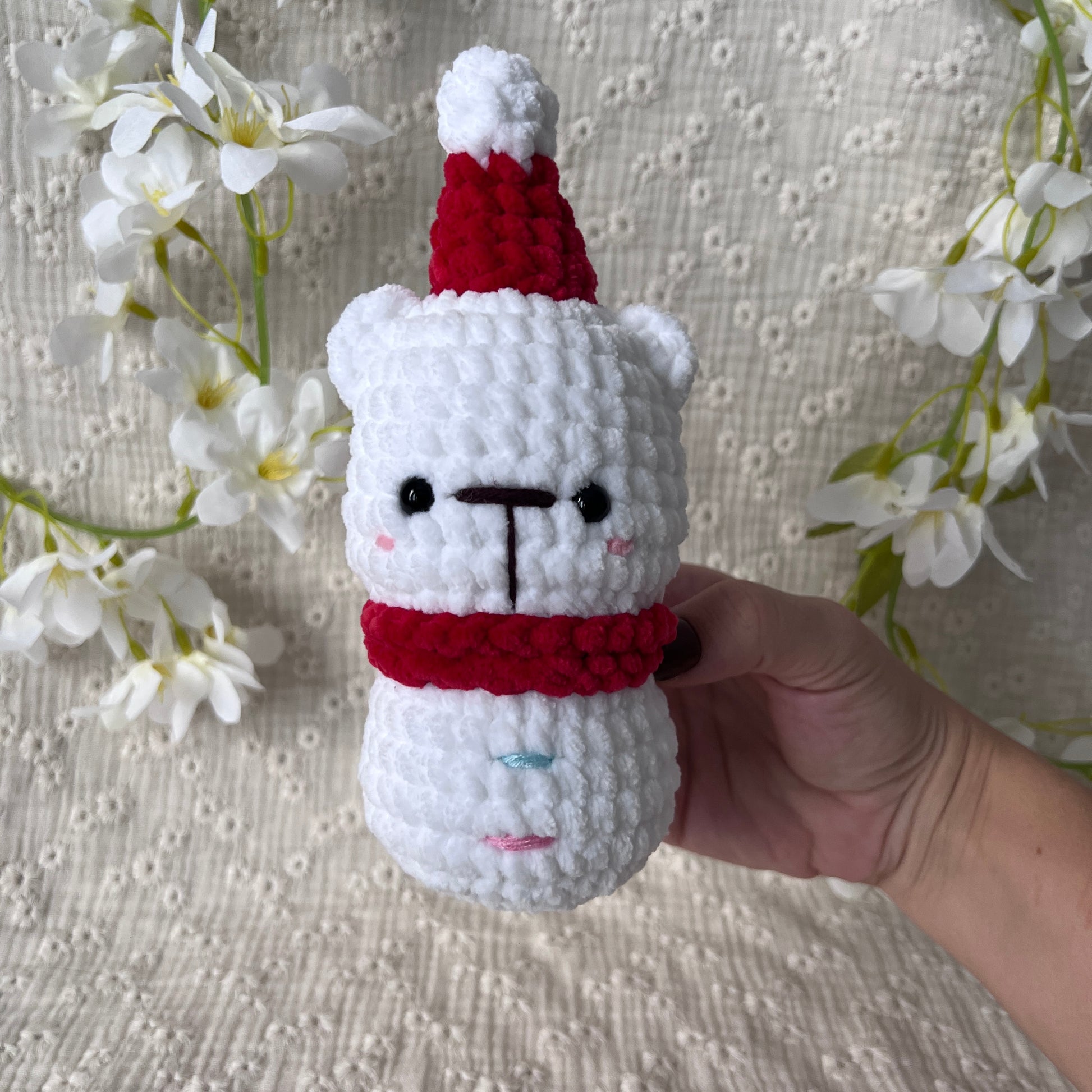 Bonhomme de neige ourson blanc en crochet avec son bonnet et son écharpe de Noël rouge
