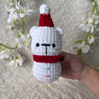 Bonhomme de neige ourson blanc en crochet avec son bonnet et son écharpe de Noël rouge