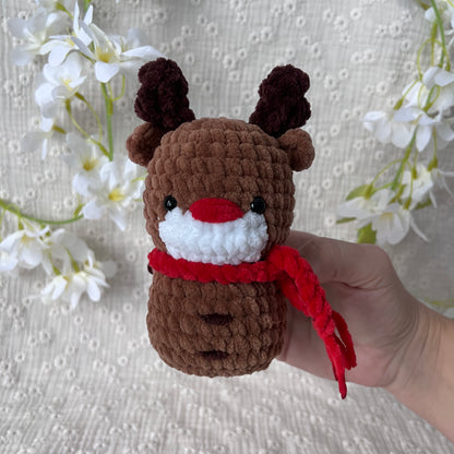 Bonhomme de neige renne en crochet avec son écharpe de Noël rouge
