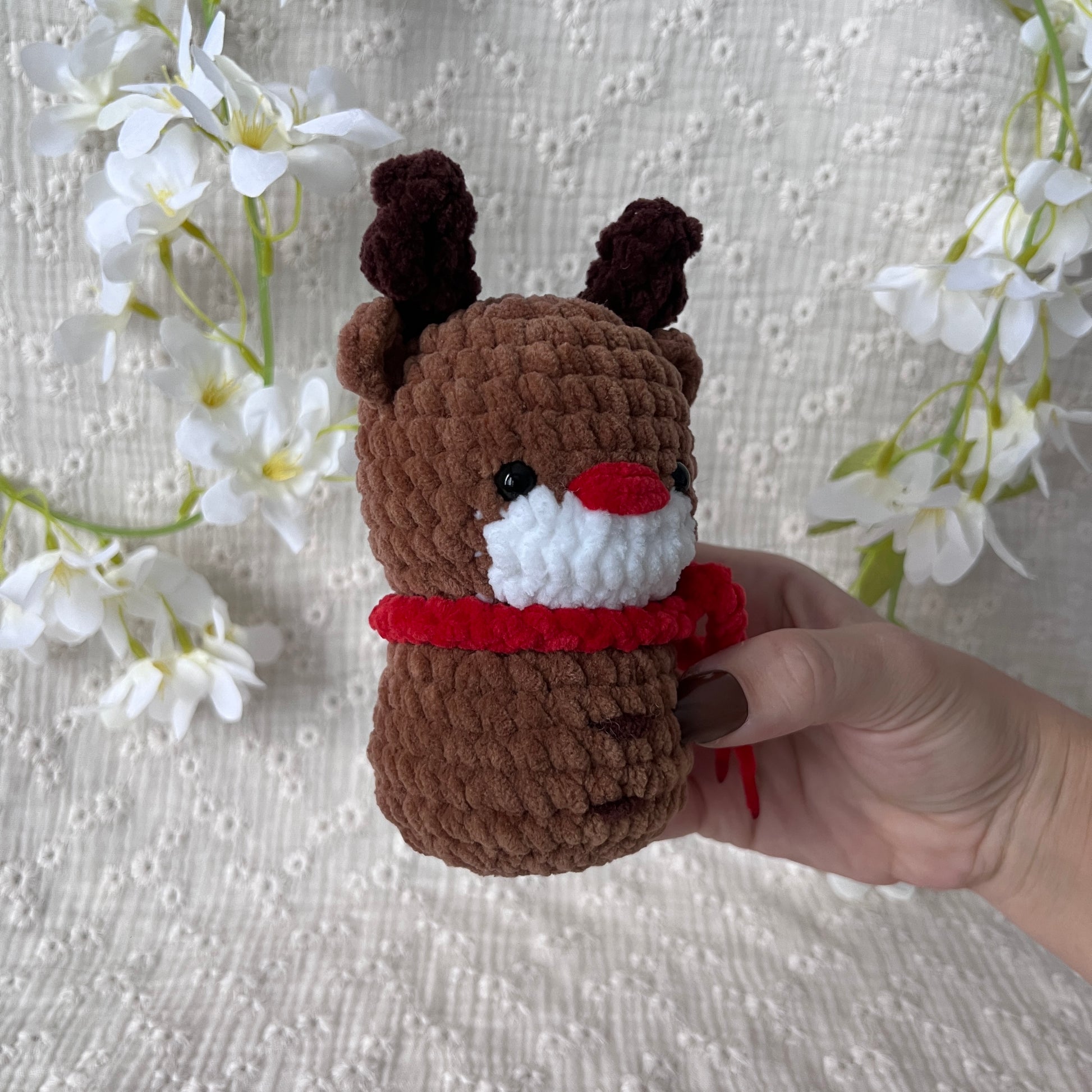 Bonhomme de neige renne en crochet avec son écharpe de Noël rouge