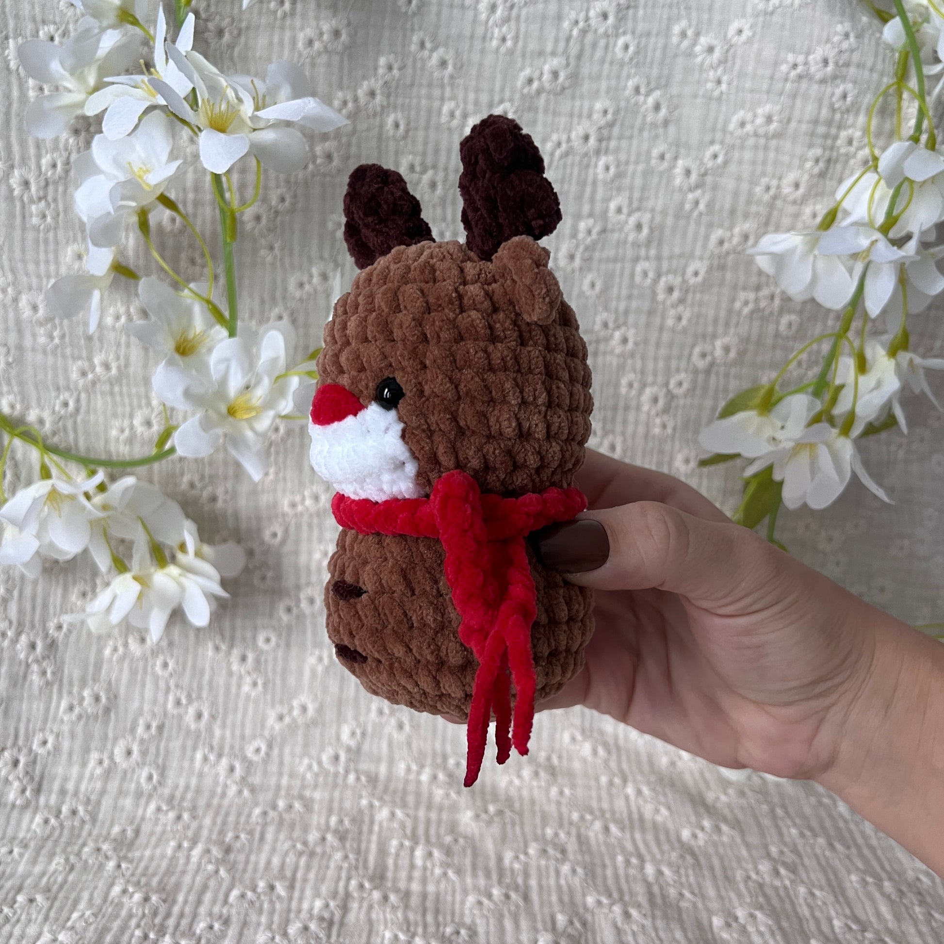 Bonhomme de neige renne en crochet avec son écharpe de Noël rouge