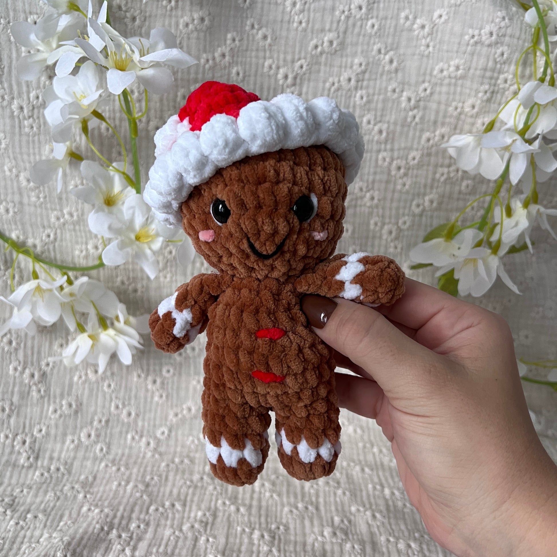 Peluche bonhomme de pain d'épice en crochet avec son bonnet de Noël