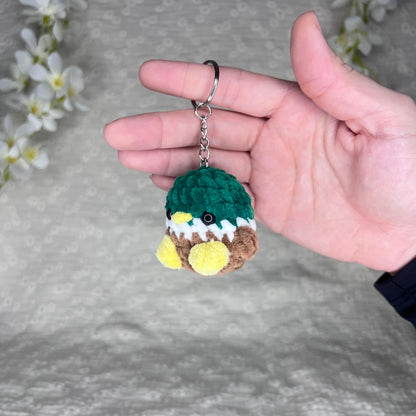 Porte-clés couleur argent avec un petit canard en crochet vert