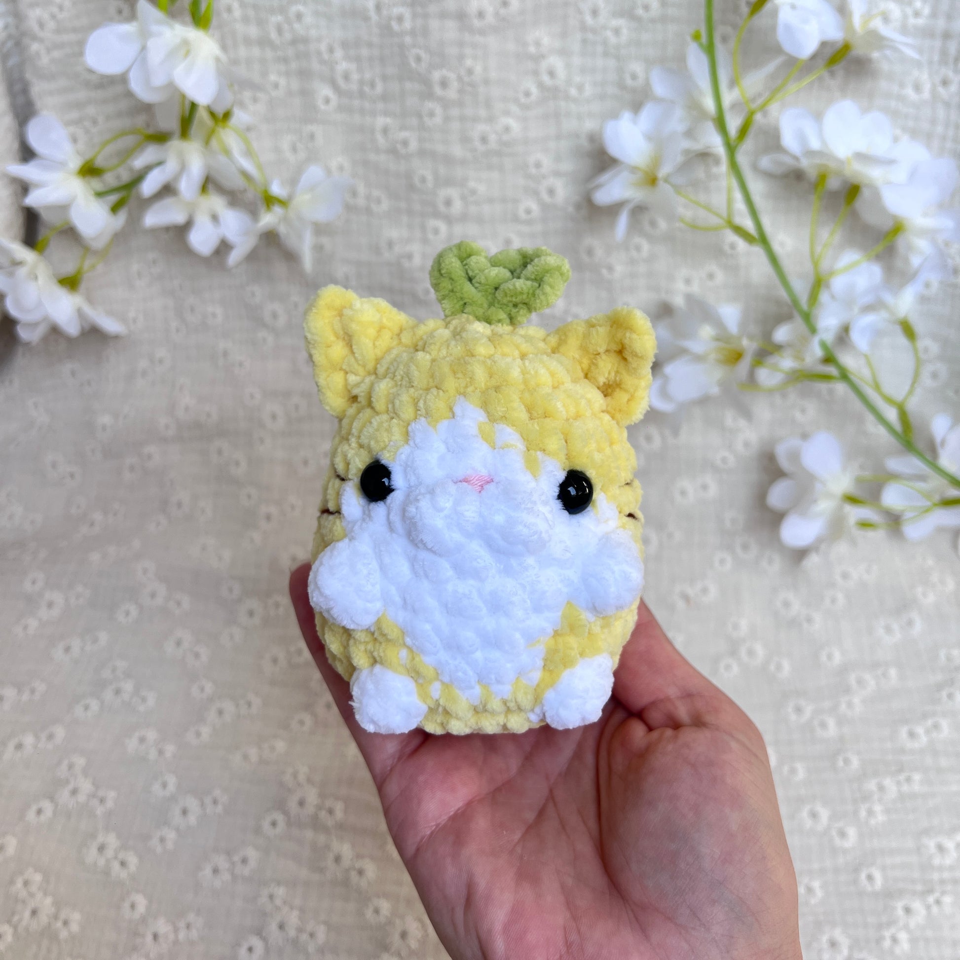 Peluche en crochet chat citron jaune en forme d'oeuf