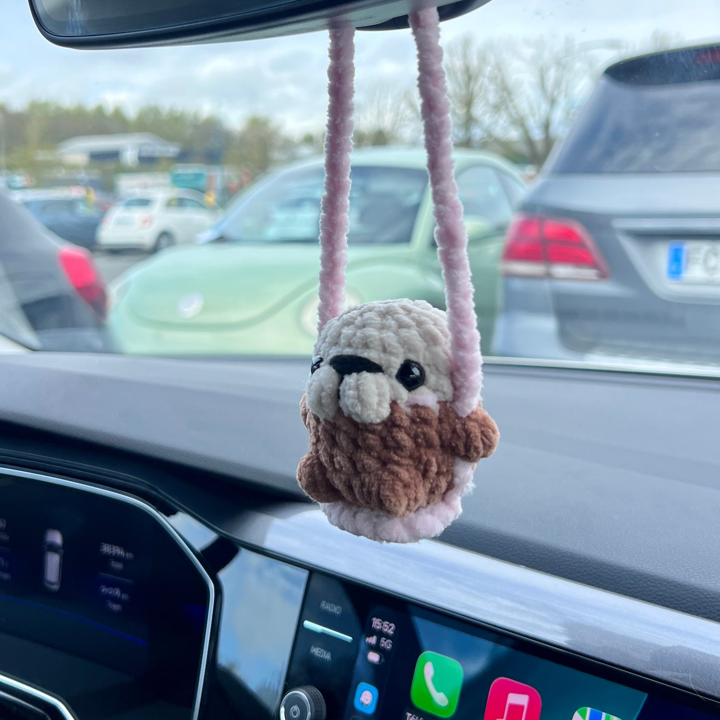 Décoration de rétroviseur en crochet loutre sur sa balançoire 