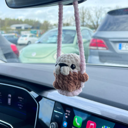 Décoration de rétroviseur en crochet loutre sur sa balançoire 