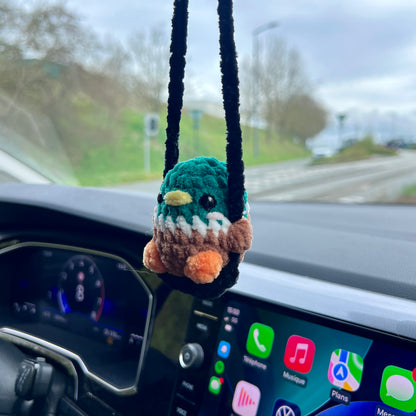 Décoration de rétroviseur en crochet canard sur sa balançoire 