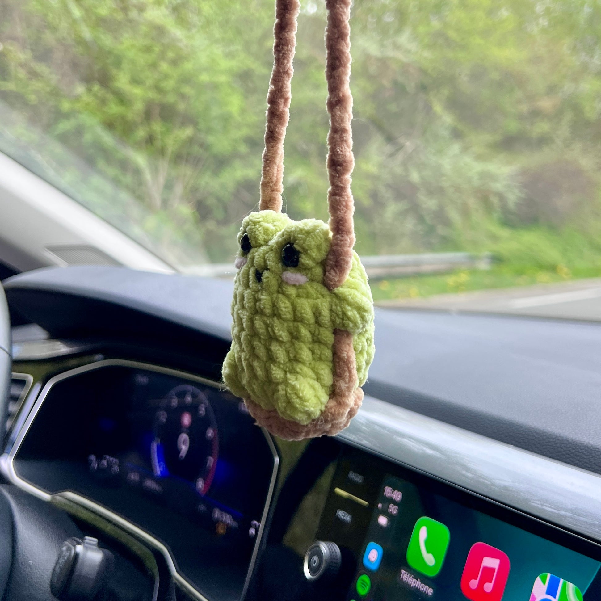 Décoration de rétroviseur en crochet grenouille sur sa balançoire 