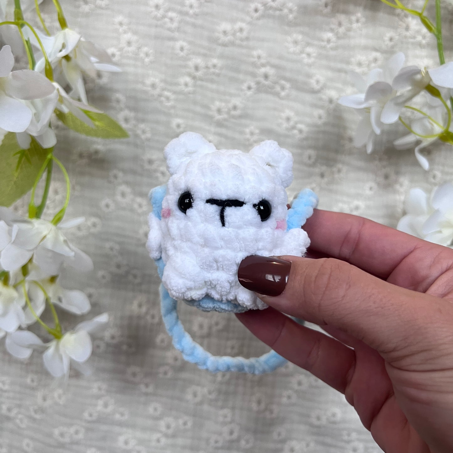 Décoration rétroviseur panda blanc avec une balançoire bleu en crochet