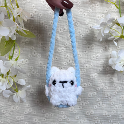 Décoration rétroviseur panda blanc avec une balançoire bleu en crochet