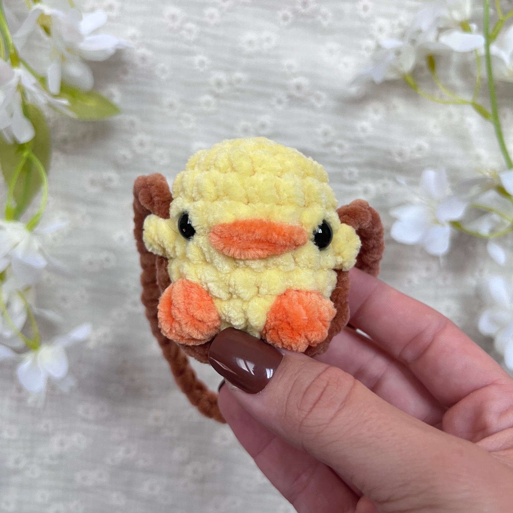 Décoration rétroviseur poussin jaune avec une balançoire marron en crochet