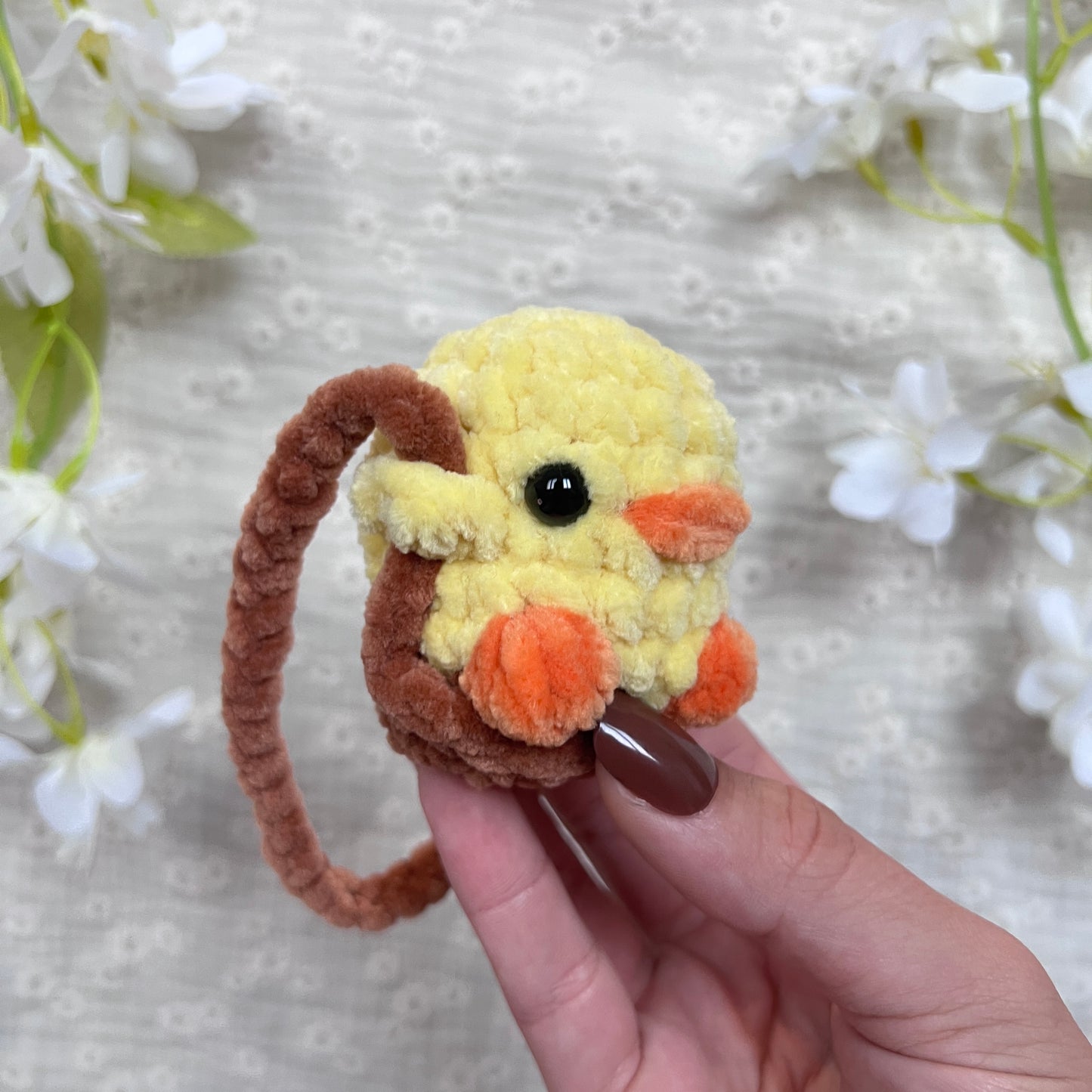 Décoration rétroviseur poussin jaune avec une balançoire marron en crochet