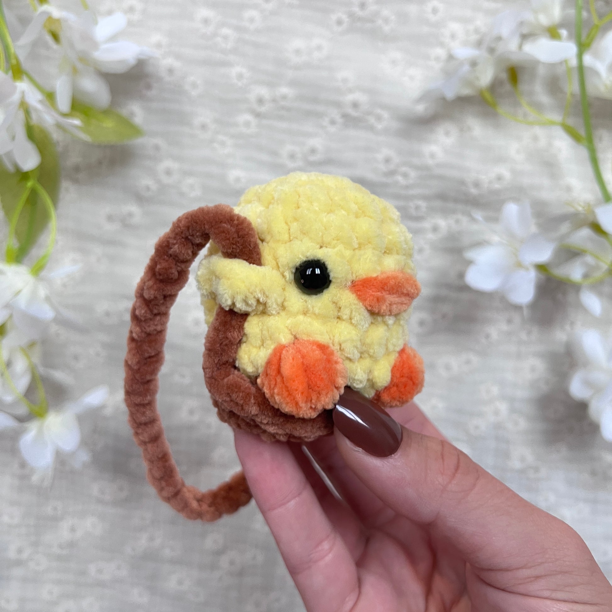 Décoration rétroviseur poussin jaune avec une balançoire marron en crochet