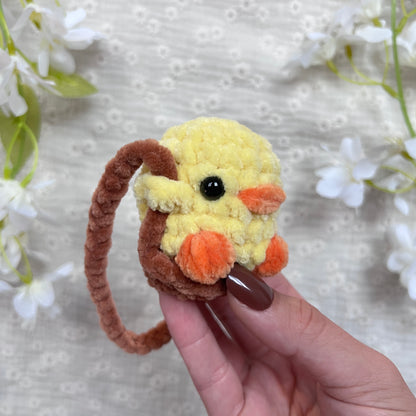 Décoration rétroviseur poussin jaune avec une balançoire marron en crochet