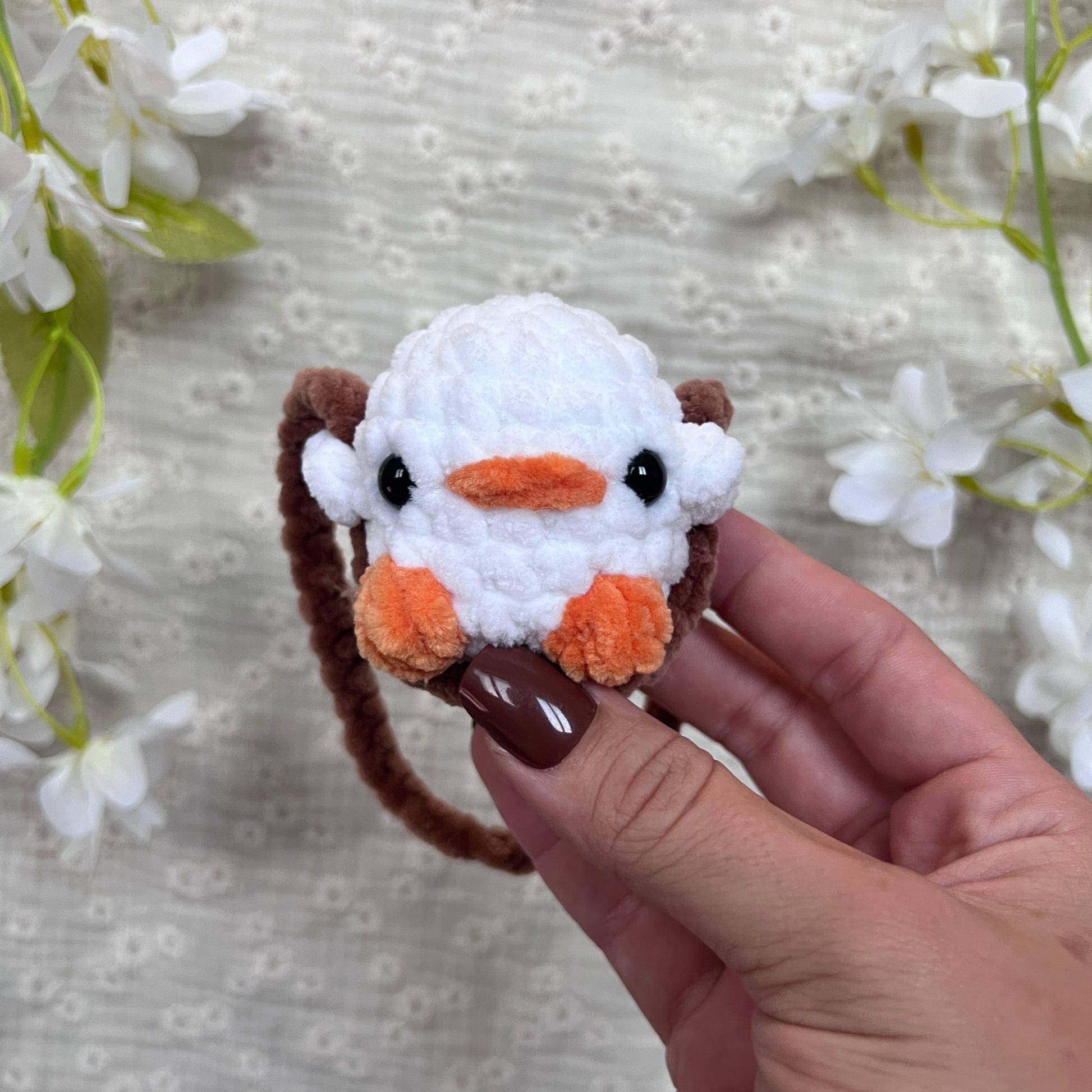 Décoration rétroviseur poussin blanc avec une balançoire marron en crochet