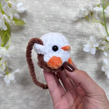 Décoration rétroviseur poussin blanc avec une balançoire marron en crochet