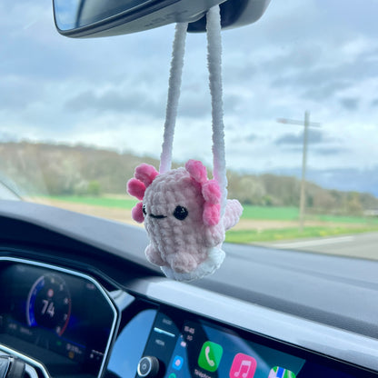 Decoration de retroviseur axolotl en crochet sur sa balancoire